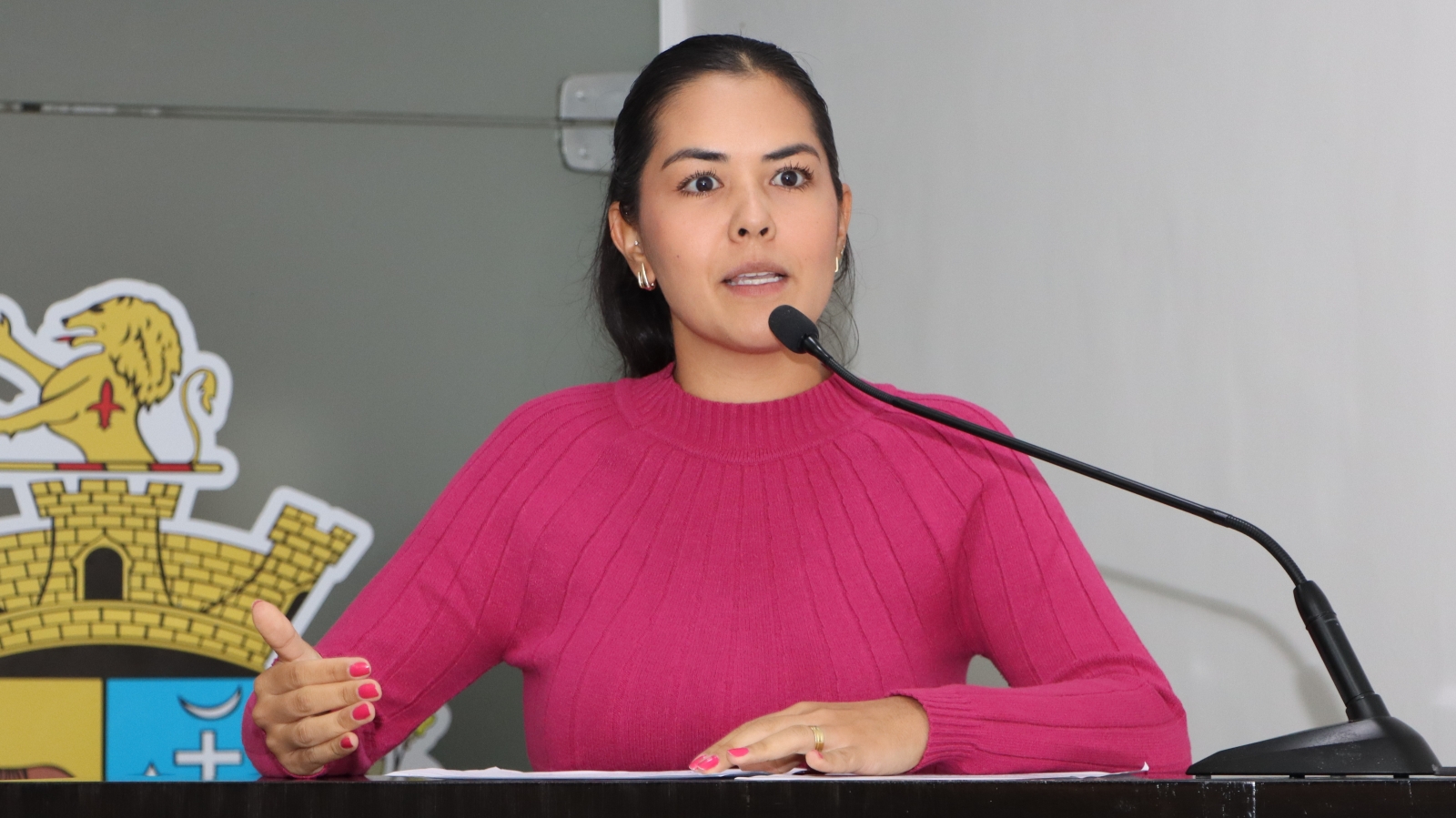 CINTIA YAMAMOTO QUESTIONA A RESPEITO DA ENTREGA DOS UNIFORMES ESCOLARES 