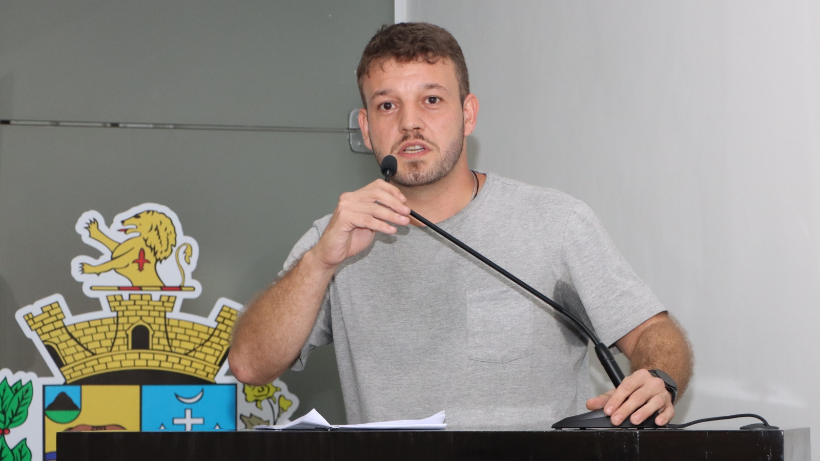 KELVIN ABORDA FALA NA ‘TRIBUNA LIVRE’ REFERENTE AO COMBATE À VIOLÊNCIA CONTRA A MULHER