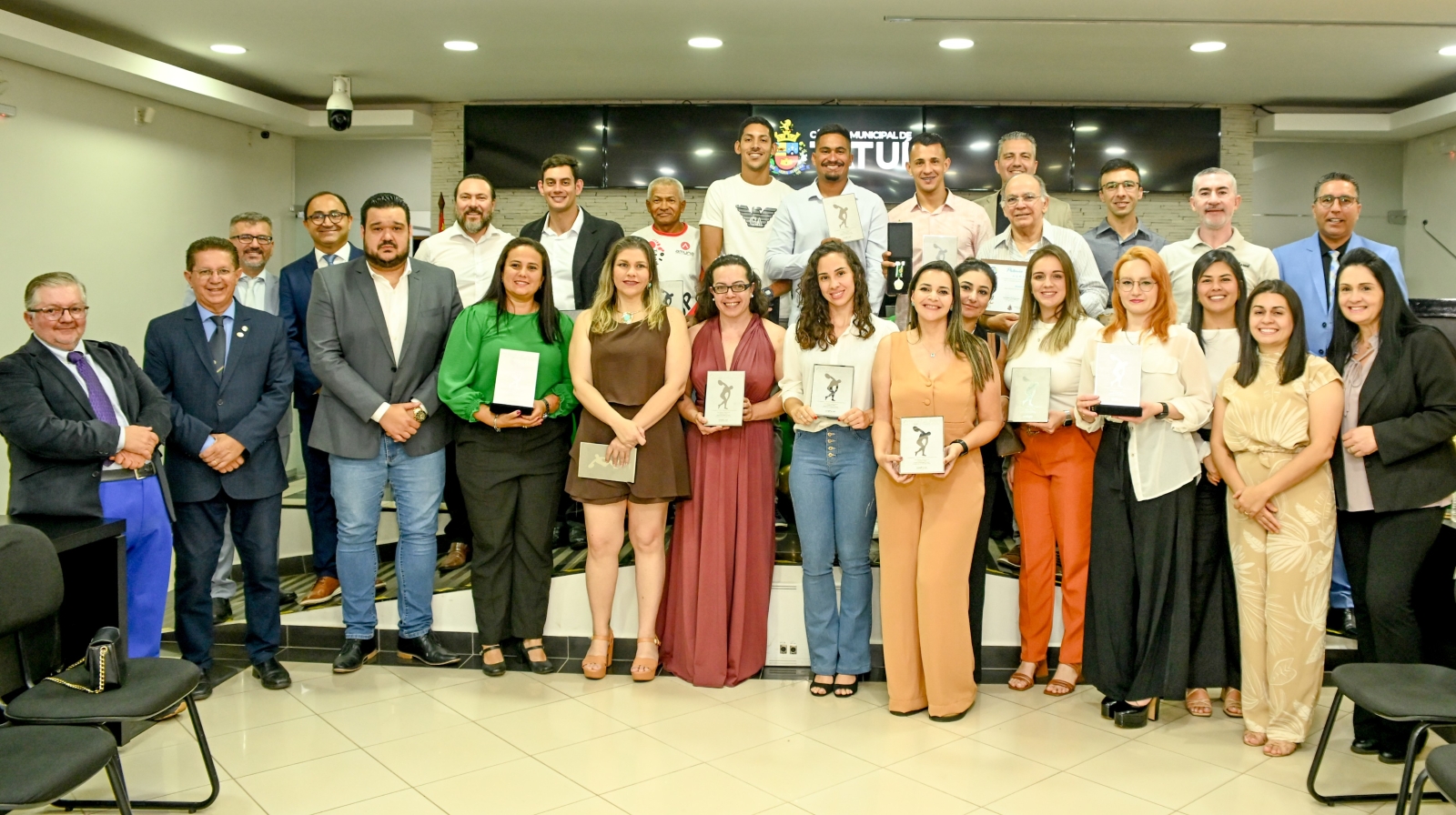 CÂMARA DE TATUÍ HOMENAGEIA PROFISSIONAIS DE EDUCAÇÃO FÍSICA