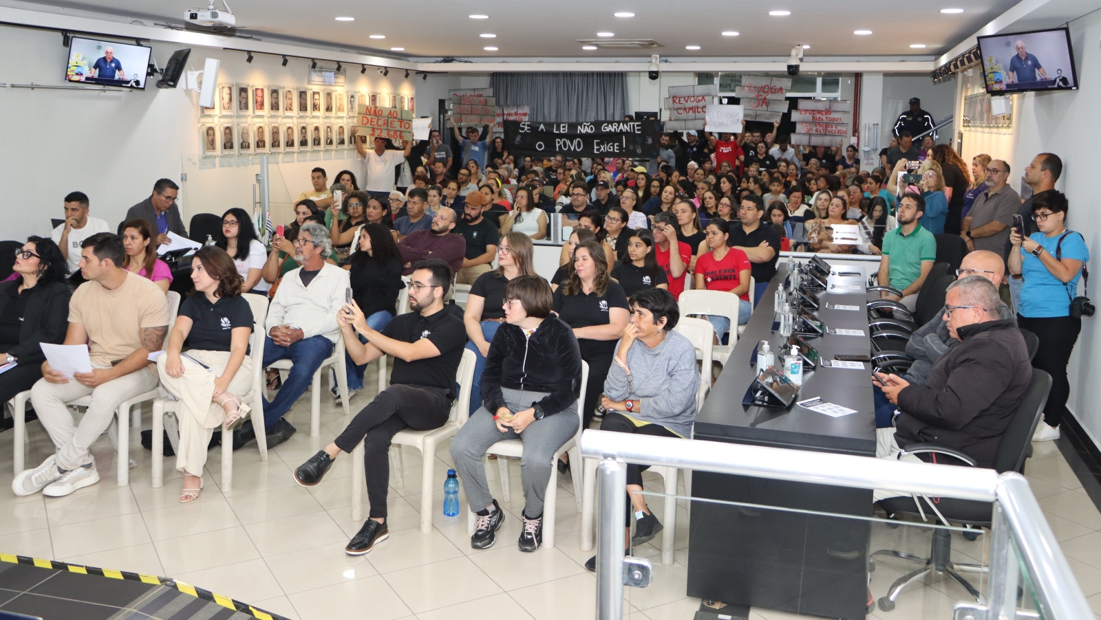 AUDIÊNCIA PÚBLICA NA CÂMARA DE TATUÍ DEBATE O DECRETO FEDERAL SOBRE A POLÍTICA NACIONAL DE EDUCAÇÃO ESPECIAL INCLUSIVA 