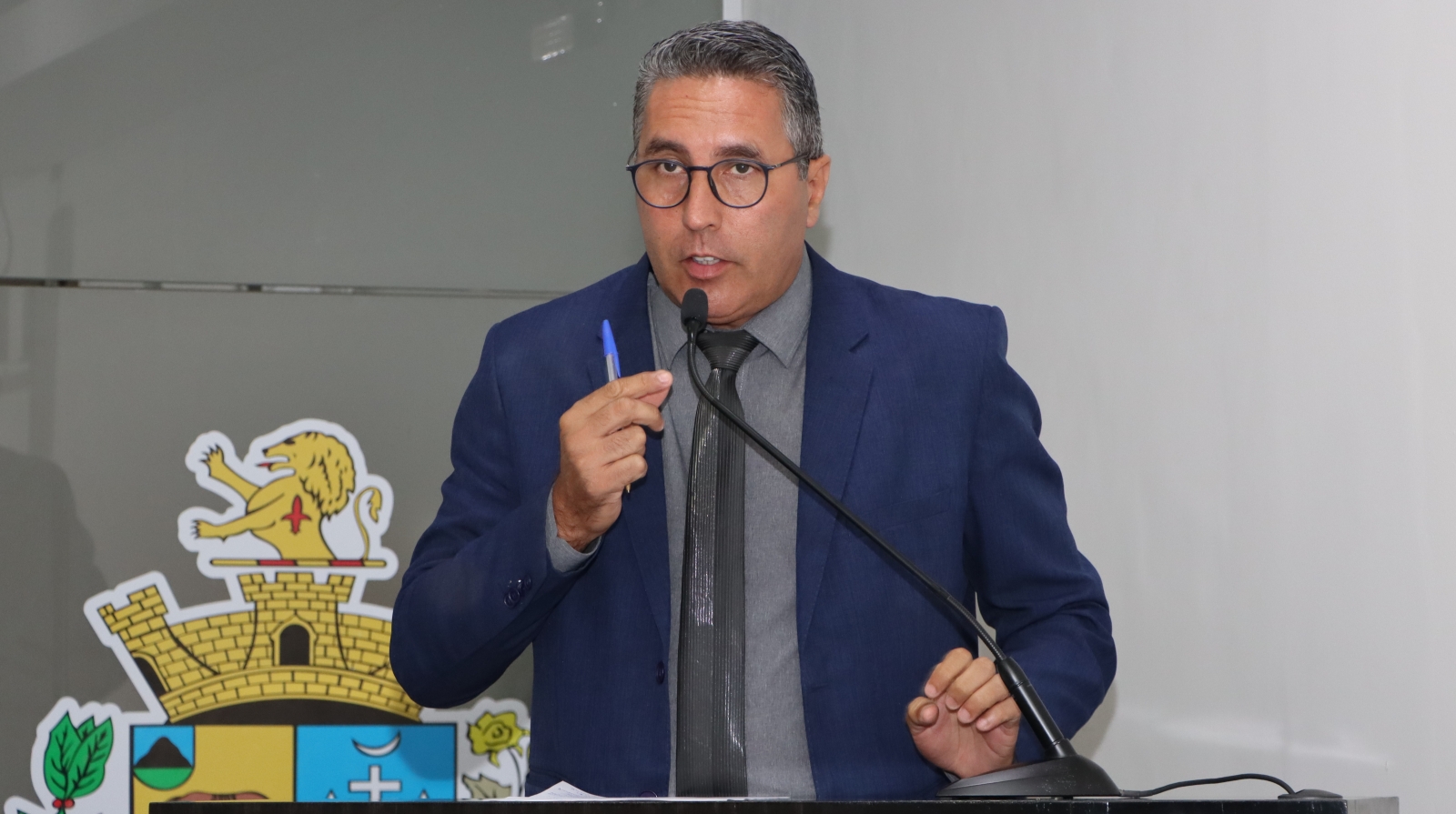 LEANDRO MAGRÃO REFORÇA QUESTIONAMENTOS RELACIONADOS À PROIBIÇÃO DE ORAÇÃO NA ESCOLA MUNICIPAL “EUGÊNIO SANTOS”