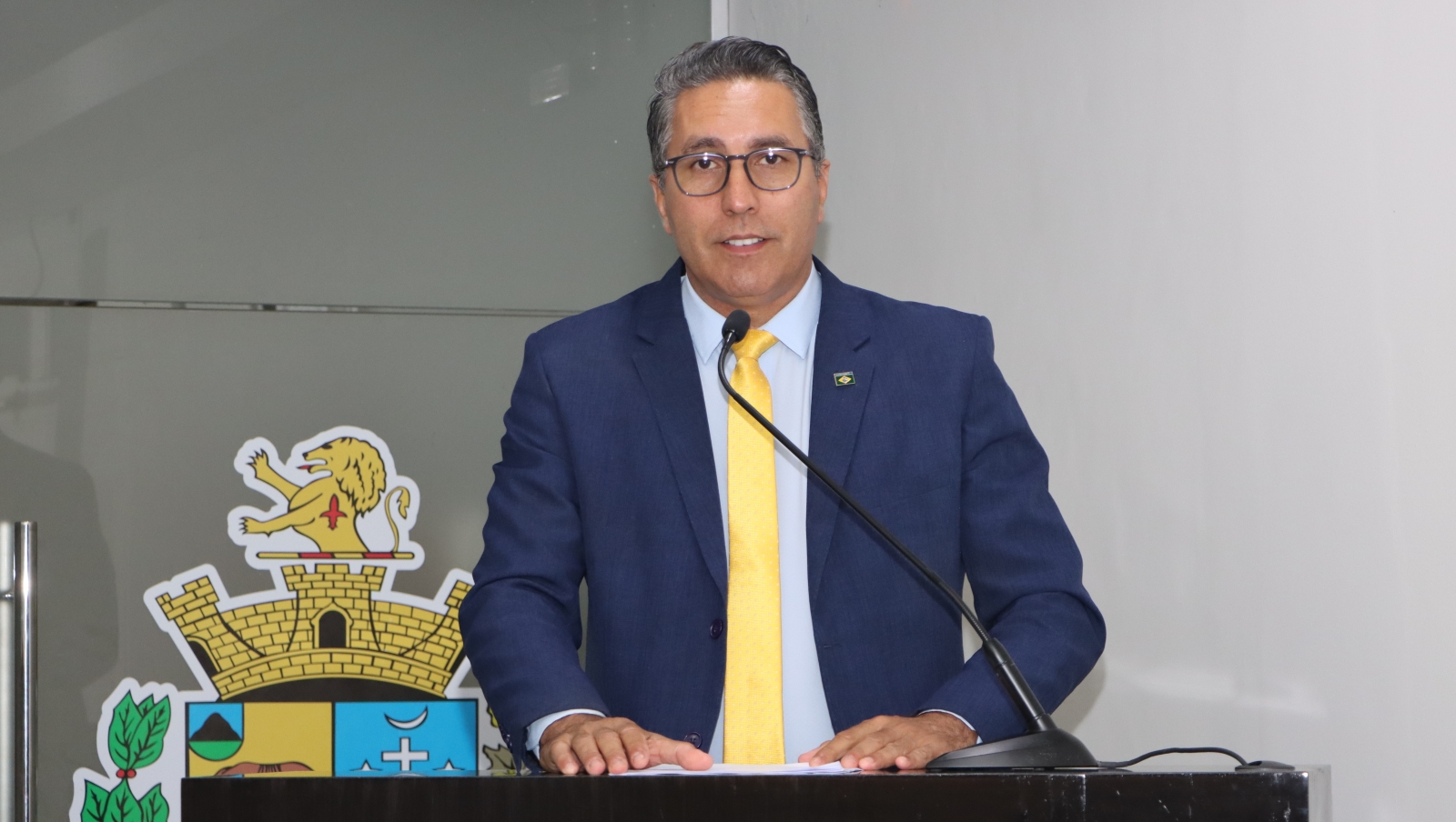 LEANDRO MAGRÃO COBRA RETIRADA DE FIOS INUTILIZADOS RUA SANTA TEREZINHA E REVITALIZAÇÃO DA SINALIZAÇÃO NA “AVENIDA DAS MANGUEIRAS”