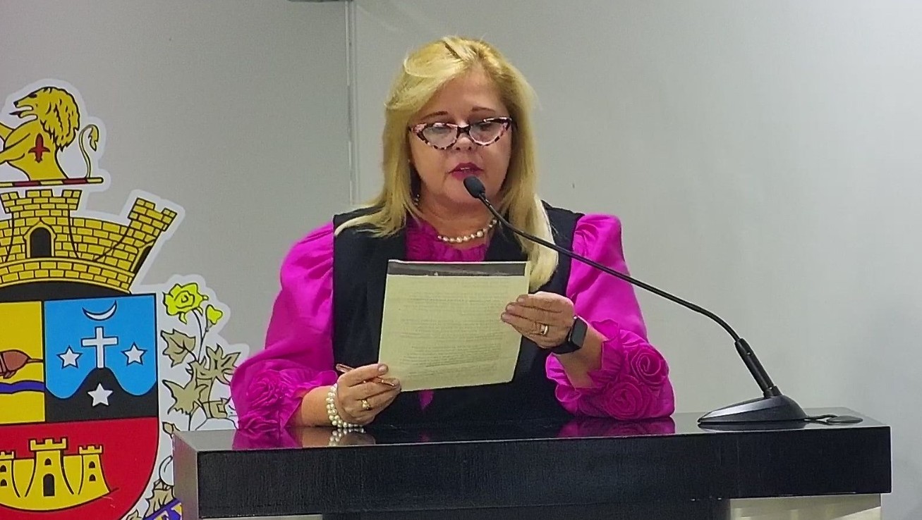 ELAINE MIRANDA COMENTA SOBRE MOÇÕES DE APLAUSOS E CONGRATULAÇÕES