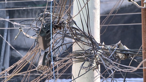 VEREADORES APROVAM PROJETO DE LEI SOBRE FIAÇÃO EXCEDENTE EM POSTES  