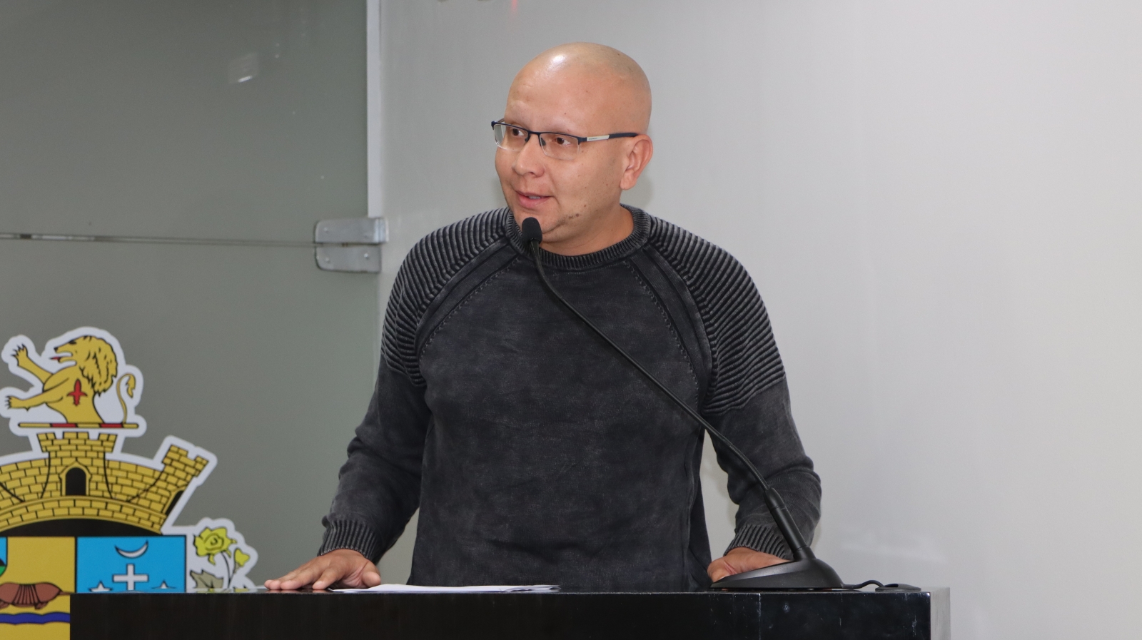 JOÃO ÉDER QUESTIONA SOBRE O EPISÓDIO DA NÃO PRESTAÇÃO DE ATENDIMENTO PELA GCM A MÃES ATÍPICAS