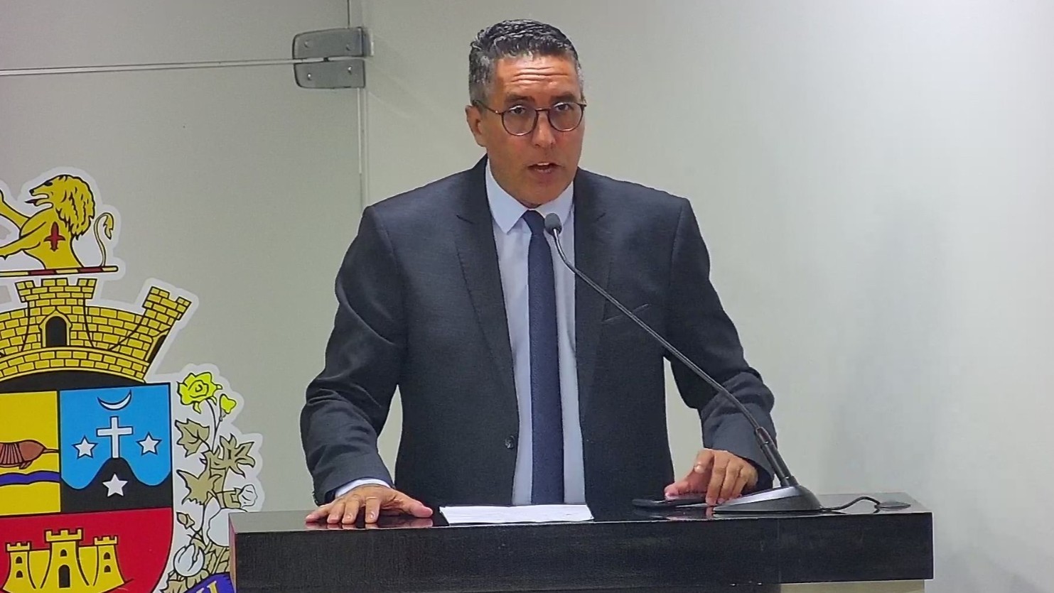 LEANDRO MAGRÃO APRESENTA MOÇÕES DE APLAUSOS E CONGRATULAÇÕES E DE APOIO