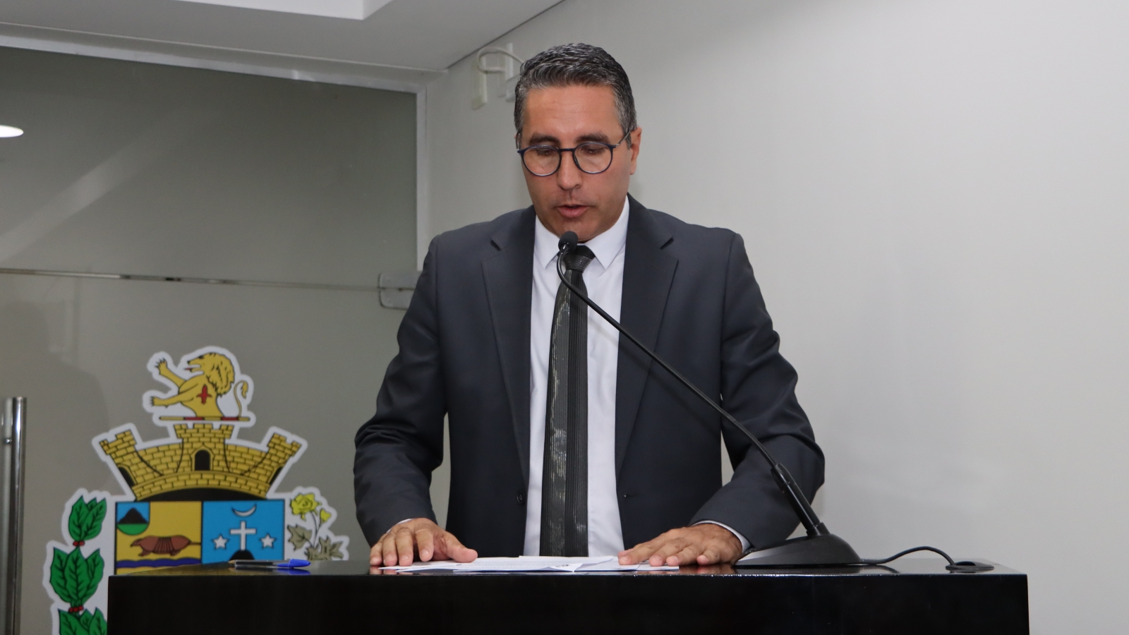 LEANDRO MAGRÃO ABORDA MOÇÕES DE APLAUSOS E CONGRATULAÇÕES