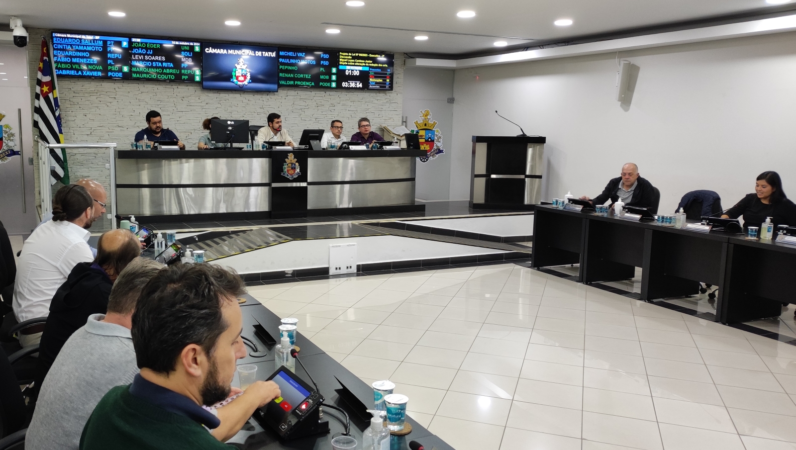 VEREADORES VOTAM SEIS PROJETOS DE LEI EM SESSÃO EXTRAORDINÁRIA